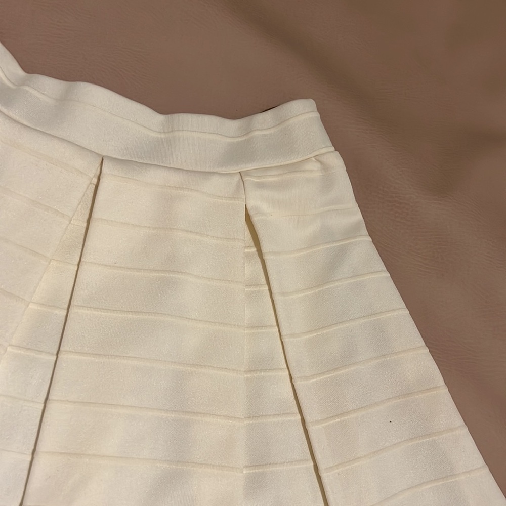 Cream Ribbed Pleated Skirt - Picture 2 of 2